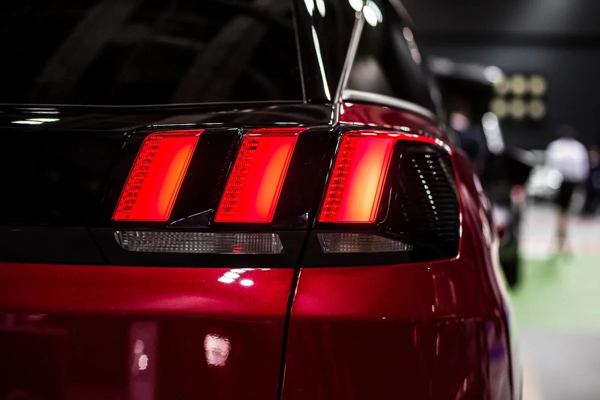 Luces de freno que parpadean: la revolución silenciosa que evitará miles de accidentes en 2026