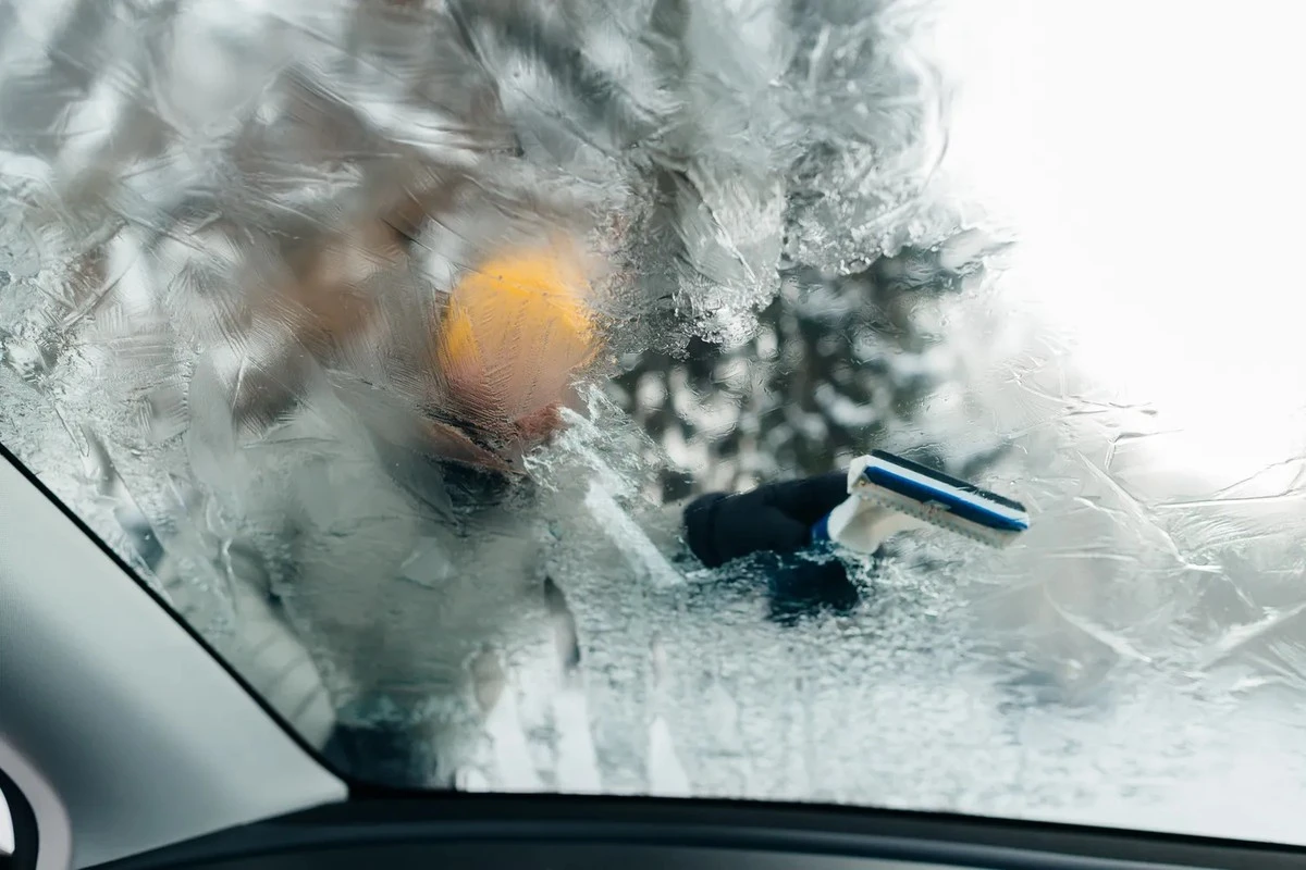 El método escandinavo: cómo raspar el hielo del parabrisas por la mañana sin arruinarlo
