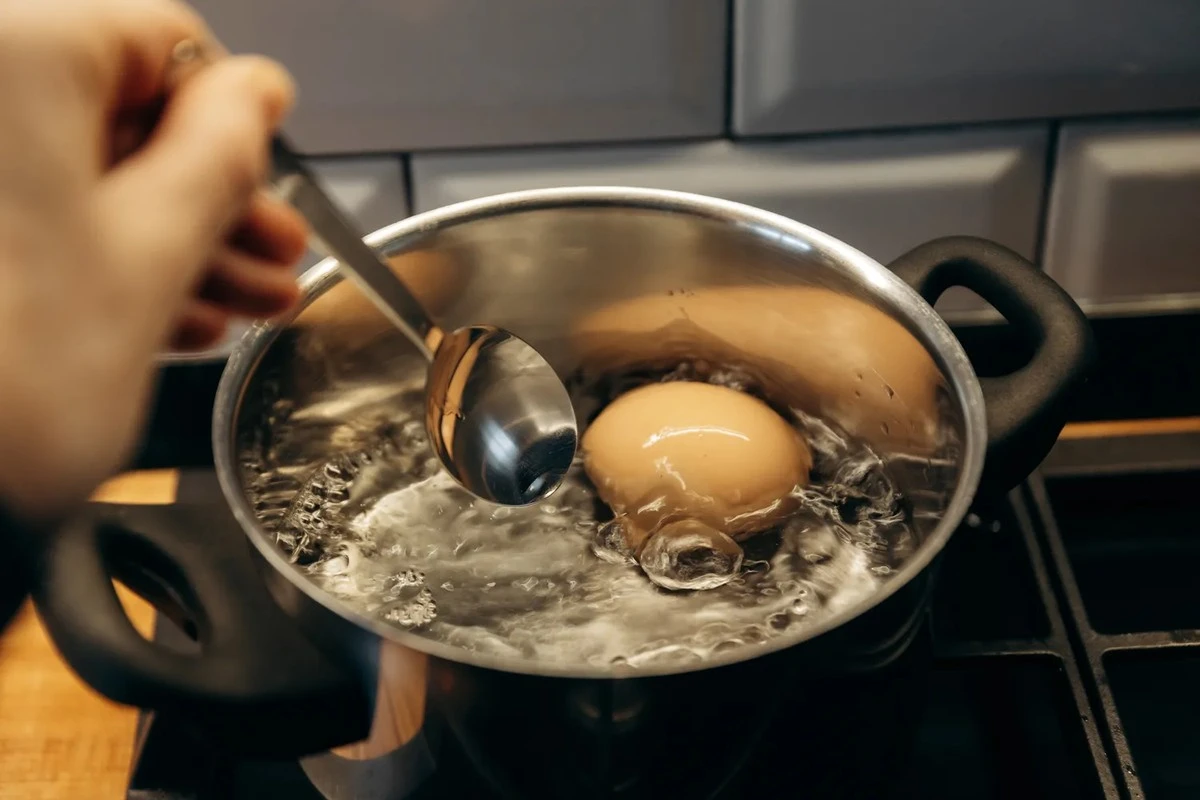 El error que cometes al enfriar tus huevos cocidos (y cómo evitarlos)