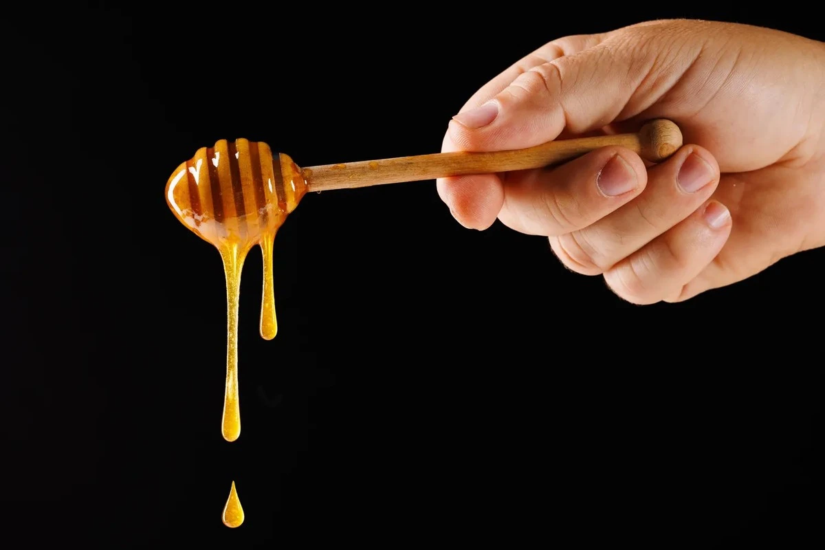 Miel: el aliado inmunitario que puede convertirse en azúcar si no lo usas bien