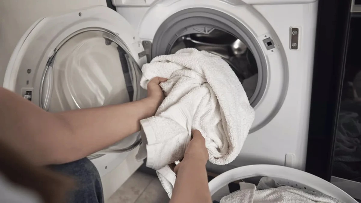 ¿Lavas a 40 °C pensando que está limpio? Expertos advierten: los microbios sobreviven y tu lavadora se convierte en una "fábrica de bacterias"