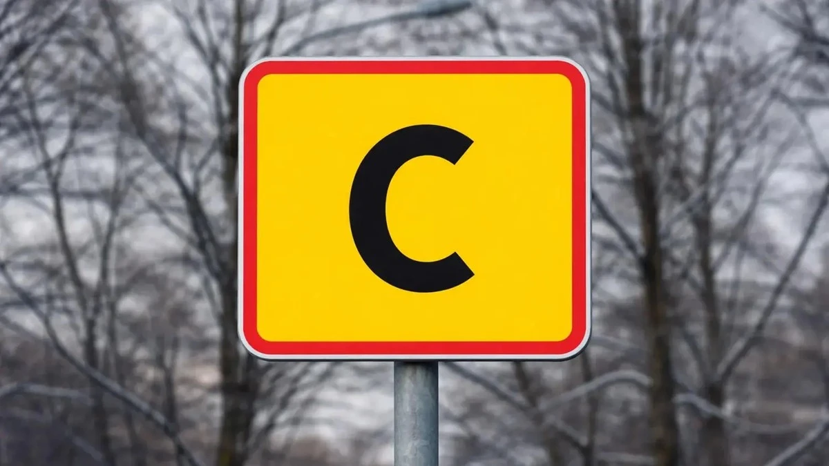 El enigmático letrero en la ruta que desconcierta a muchos conductores: ¿sabes qué significa realmente la misteriosa letra?