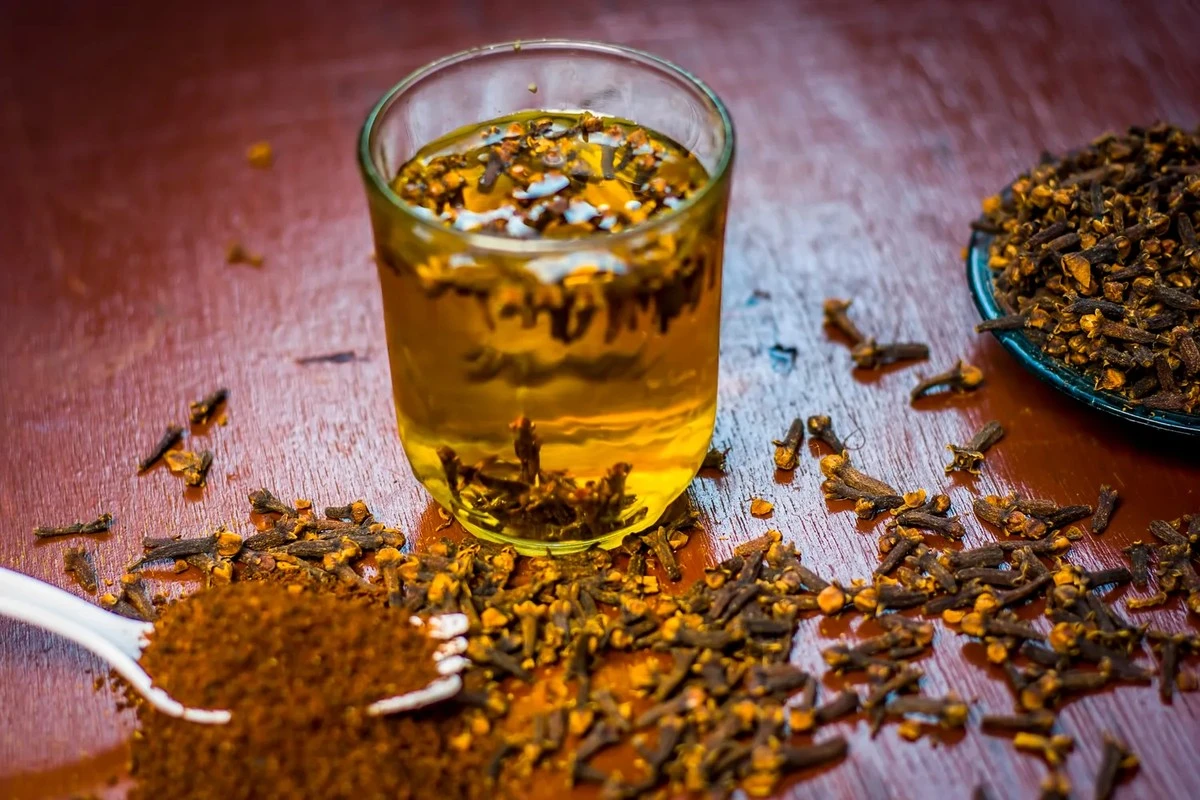 Clavo: El pequeño secreto de tu cocina que aumenta su poder antiinflamatorio y aroma