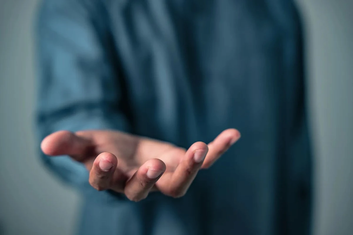 Cierra los ojos y extiende la palma: lo que "sientes" en tu mano revela lo que realmente te falta