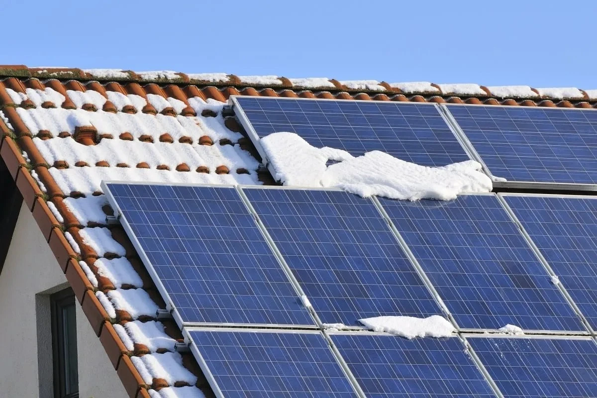 La verdad oculta sobre las placas solares en invierno: por qué tu factura no llega a cero cuando más lo necesitas