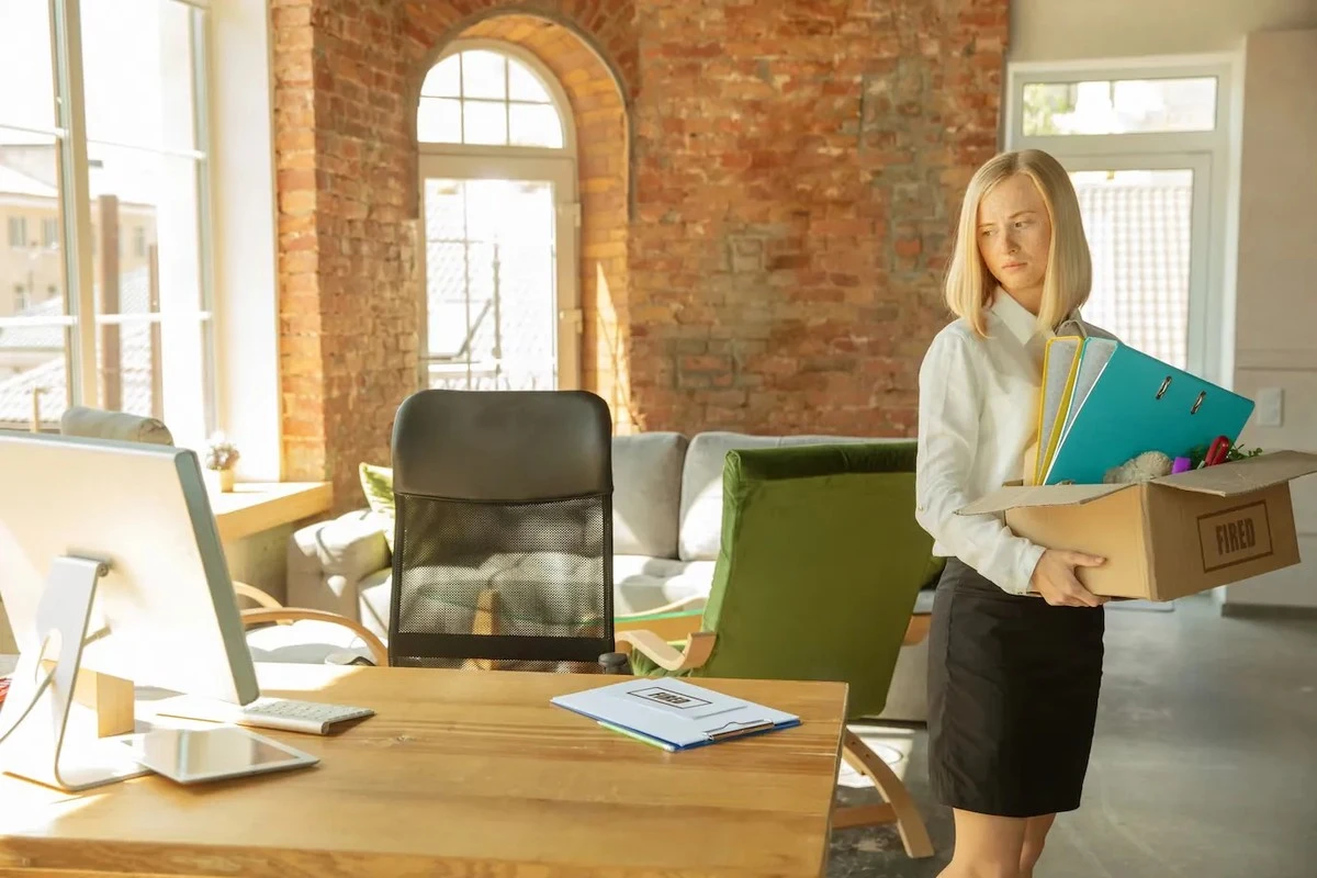 Carta de despido en mano: cómo mantener la calma y la dignidad cuando tu jefe dice "adiós"