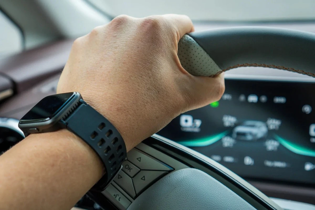 Tu reloj inteligente al volante: la multa que te puede costar 90 euros