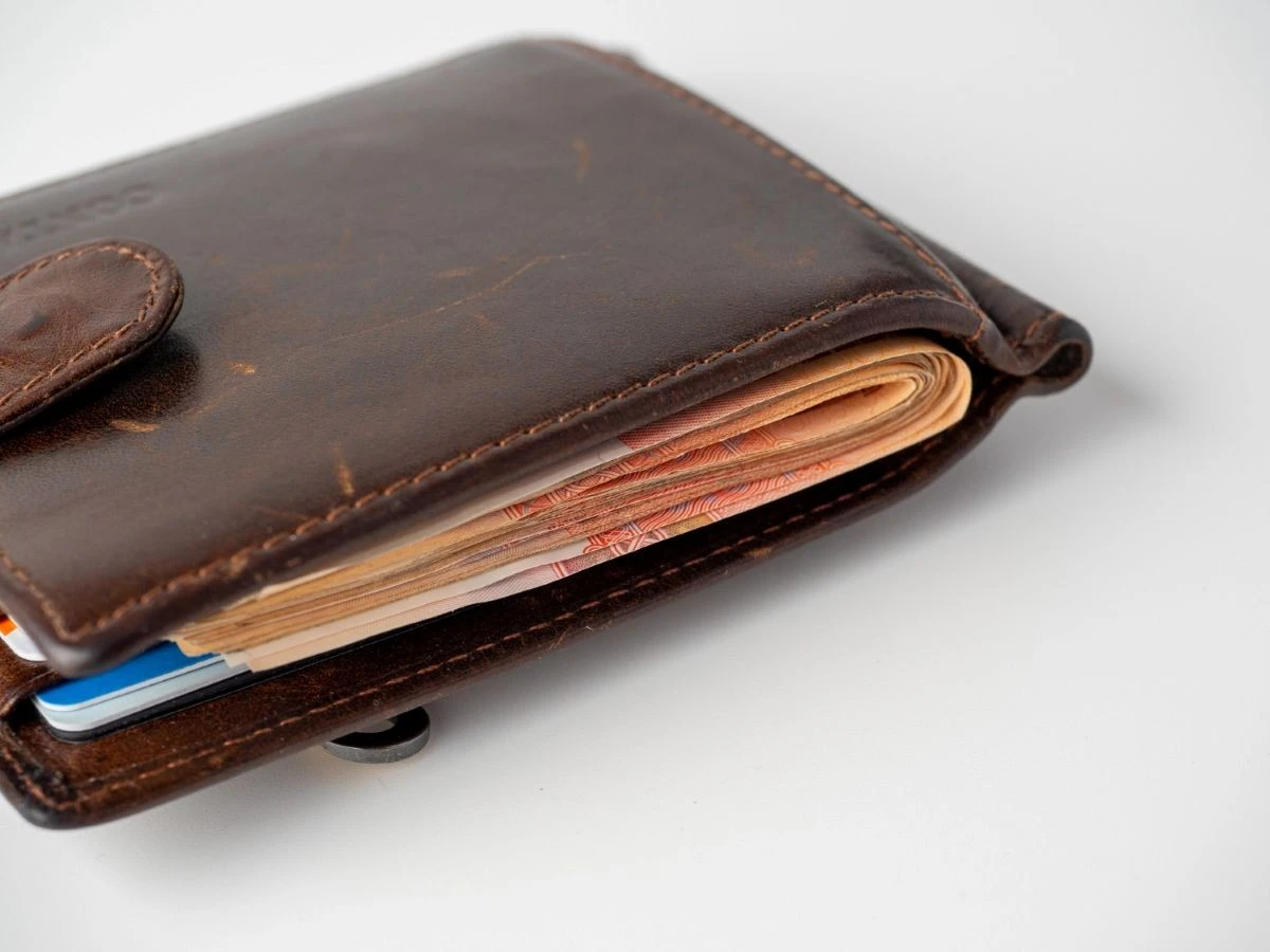 Tu billetera: más que un simple tarjetero. Qué llevar para que el dinero fluya sin parar