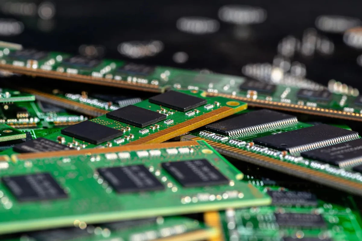 Por qué los ordenadores y móviles que compraste el año pasado te durarán más (y es por culpa de la IA)