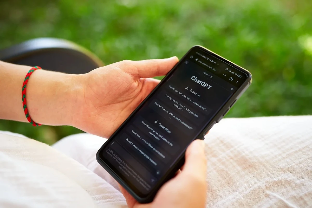 ¿Te desahogas con ChatGPT? Científicos advierten: la IA podría cavarte un pozo en tu salud mental