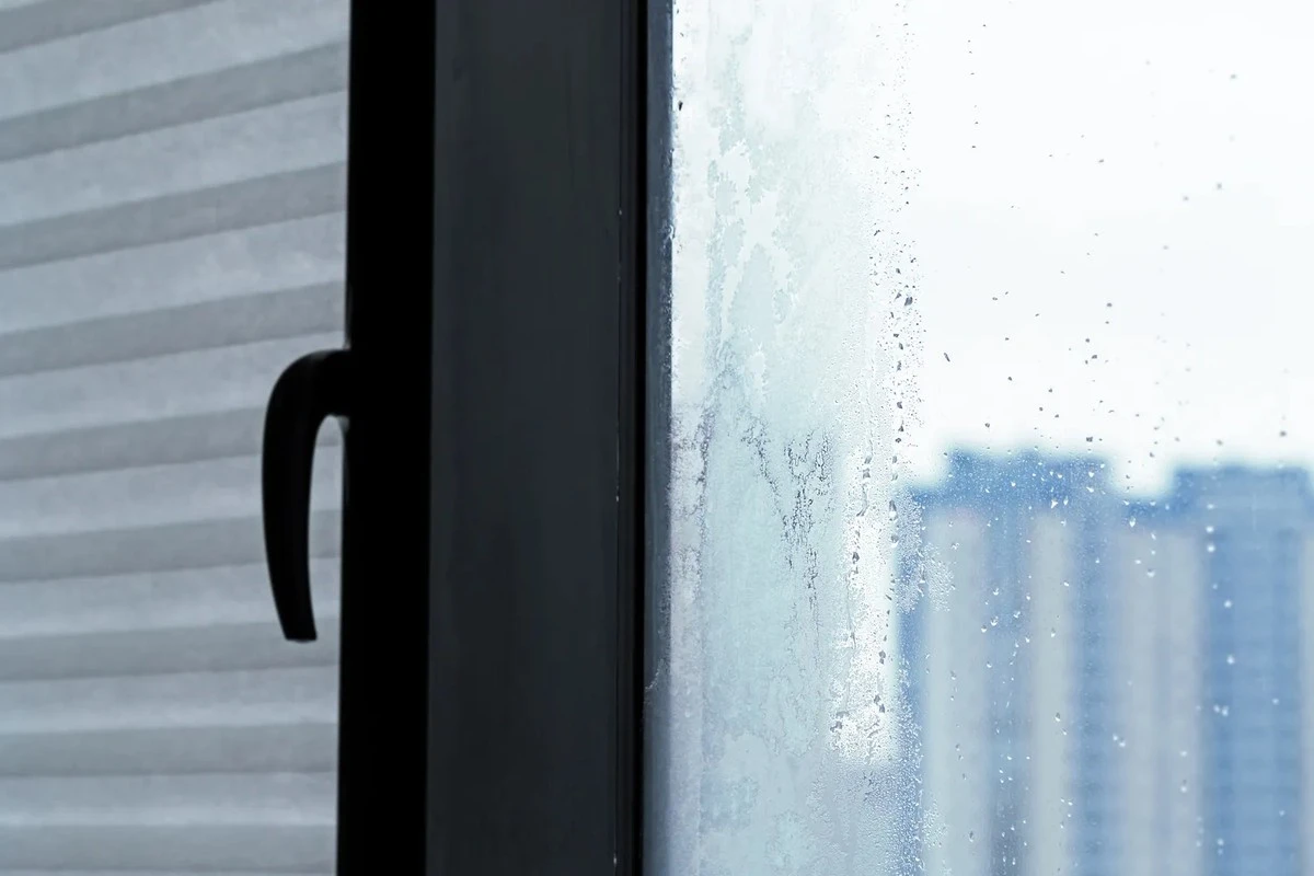 El frío se cuela en tu casa: descubre las 4 causas comunes por las que tus ventanas de PVC pierden hermeticidad y cómo solucionarlo tú mismo