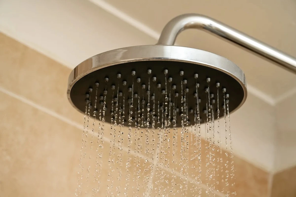 ¿Agua hirviendo o ducha helada? El médico revela por qué hombres y mujeres sienten la diferencia tan drásticamente