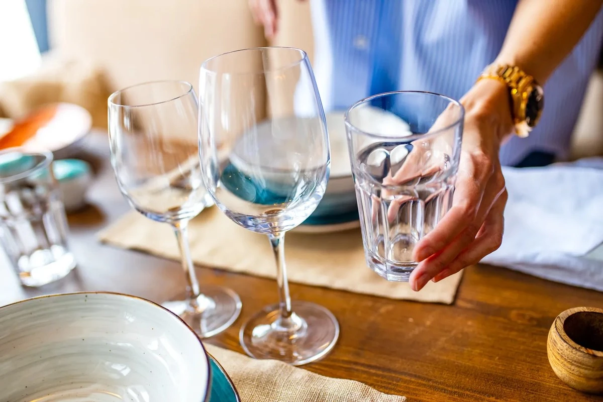 El truco inesperado en tu cocina: por qué las expertas ponen las copas de vino en el lavavajillas