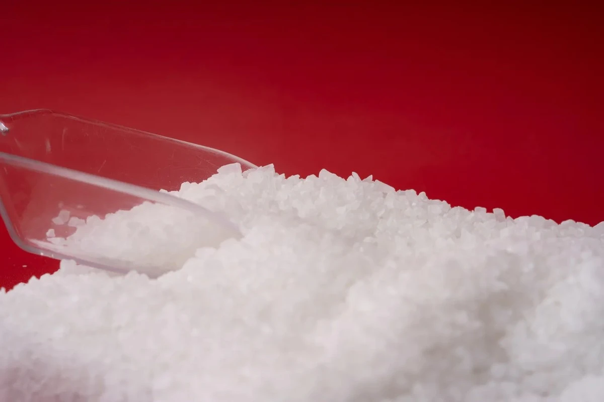 La sal en el inodoro: el truco que cambiará tu limpieza para siempre