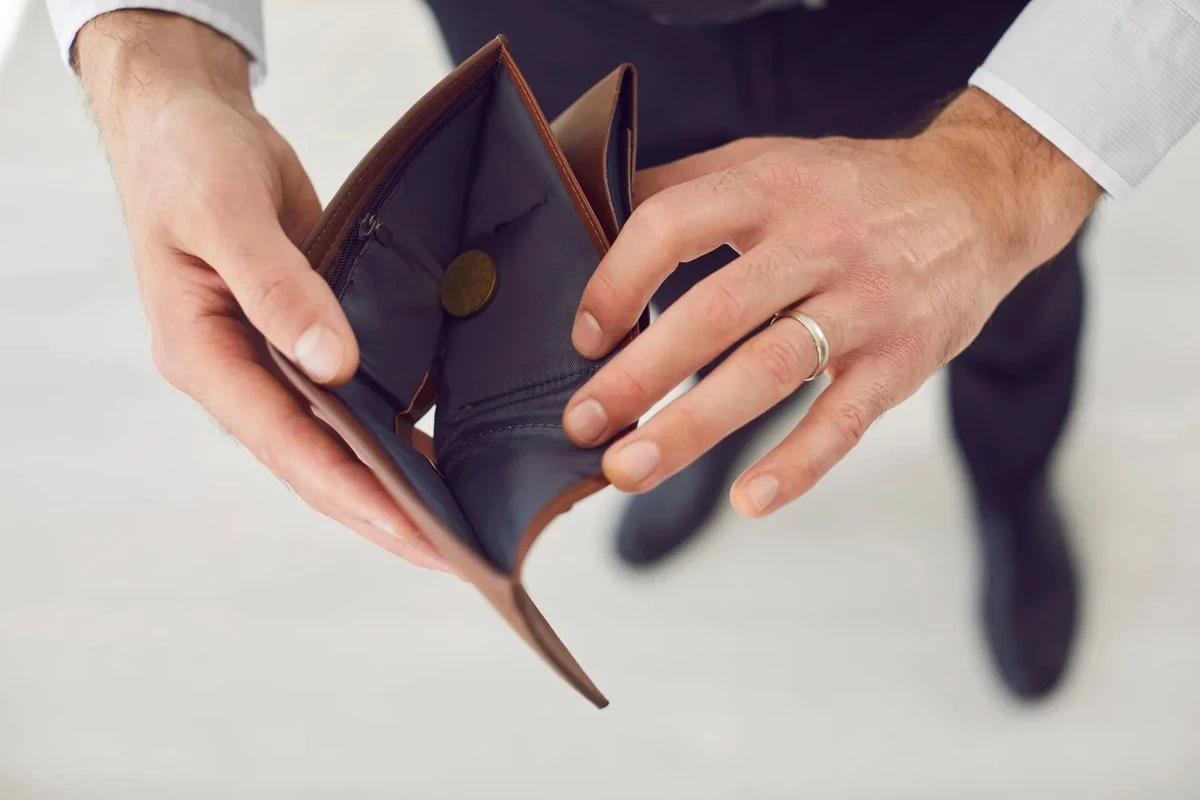 Experto advierte: dólares en tu cajón podrían valer menos y tus vecinos esconden 10 toneladas de oro