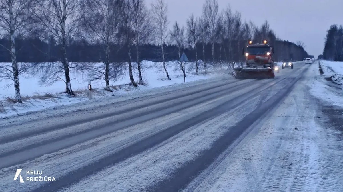Lijundra y hielo cubren Lituania: condiciones de conducción peligrosas y cómo afrontarlas