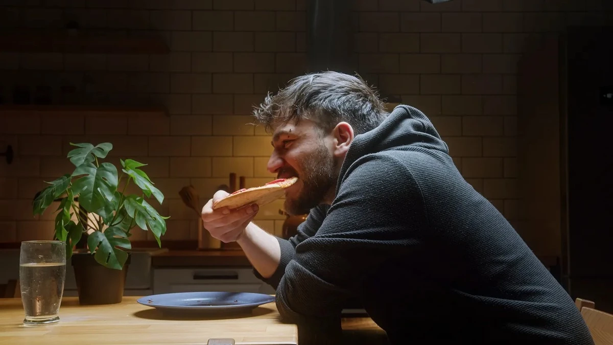 La cena tardía está saboteando tu sueño: este es el momento clave para tu último bocado