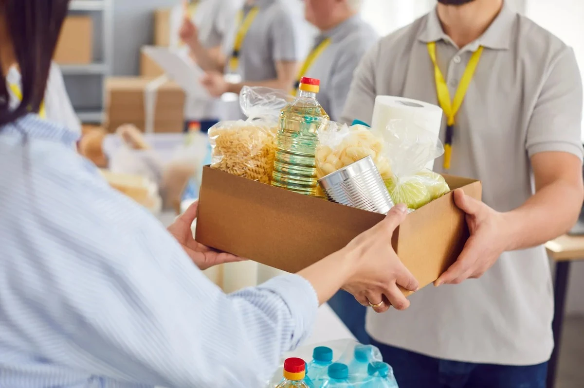 De Ricos a Mendigos: Cómo un BMW X5 en un Punto de Distribución de Alimentos Revela la Locura del Sistema