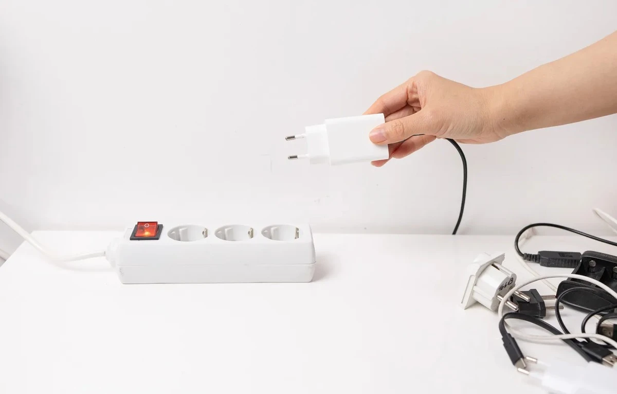 El adiós a las regletas: esta torre eléctrica vertical limpiará tus cables de una vez por todas