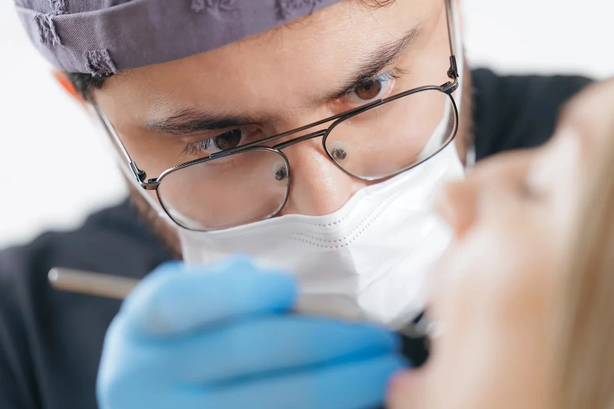 La salud bucal: un lujo que no deberías pagar. ¿Por qué el Estado te separa cínicamente la boca de tu cuerpo?