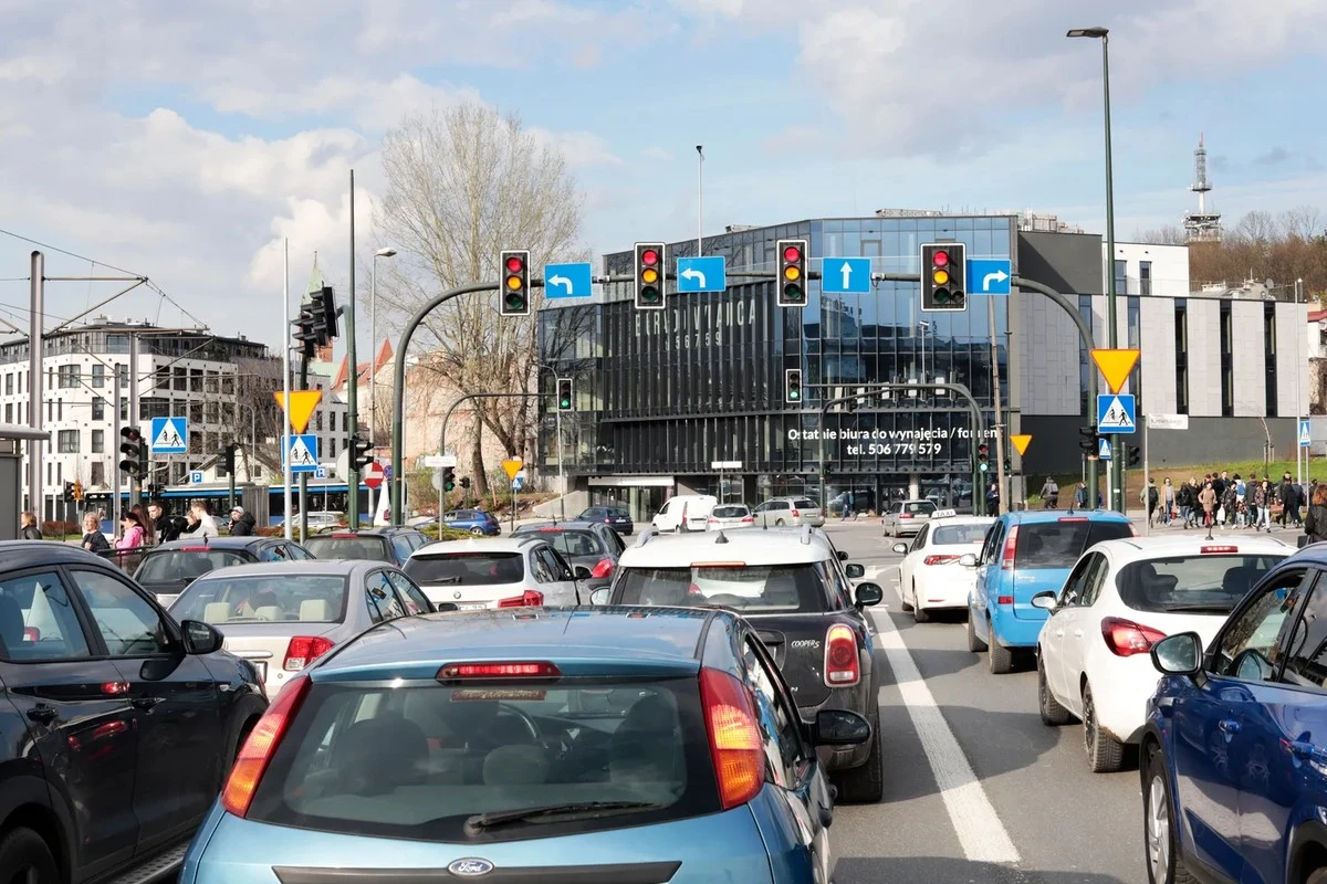 Millones invertidos, pero el coche sigue ganando: la cruda realidad de la movilidad en Europa