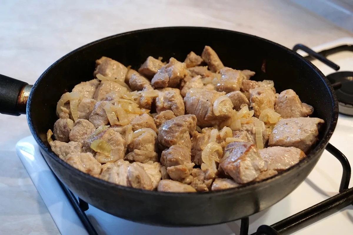 5 errores comunes al cocinar carne: por qué tu chuleta sale seca, dura o "hervida", aunque creas que lo hiciste todo bien