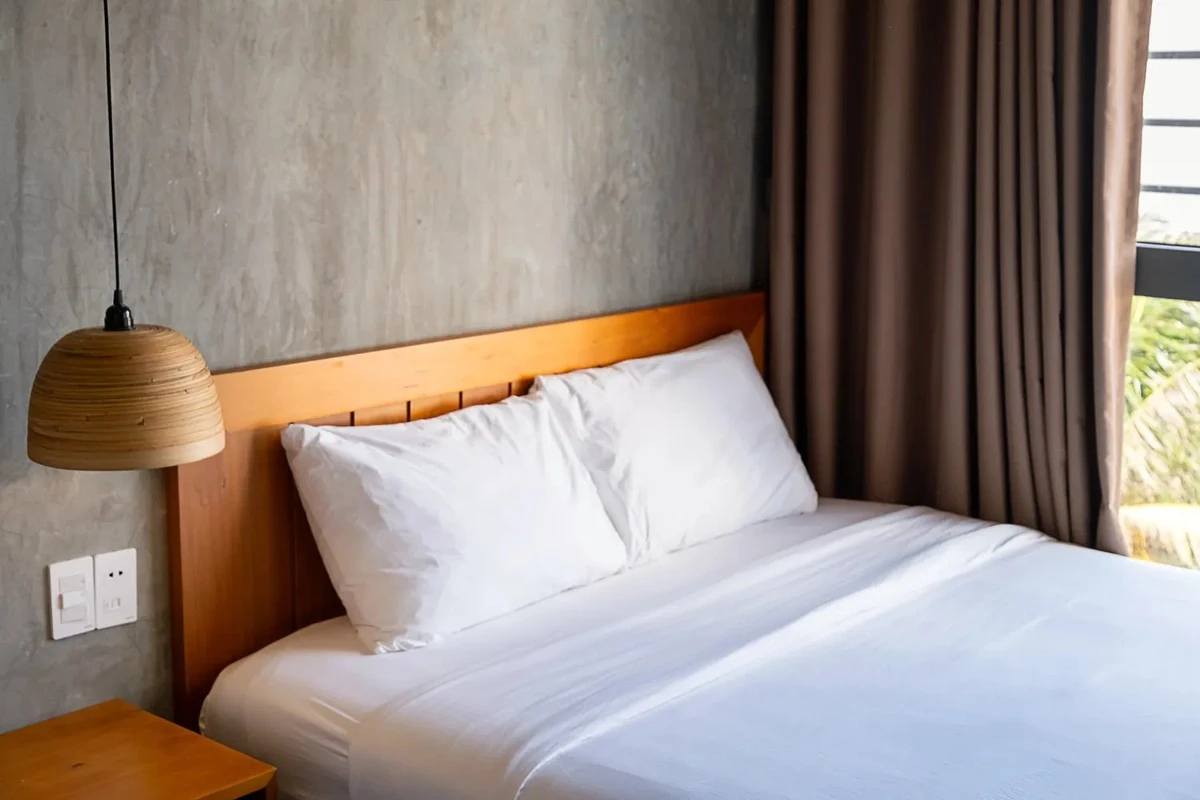 El terror de terciopelo: cómo tu funda de almohada de algodón arruina tu cabello y tu dinero