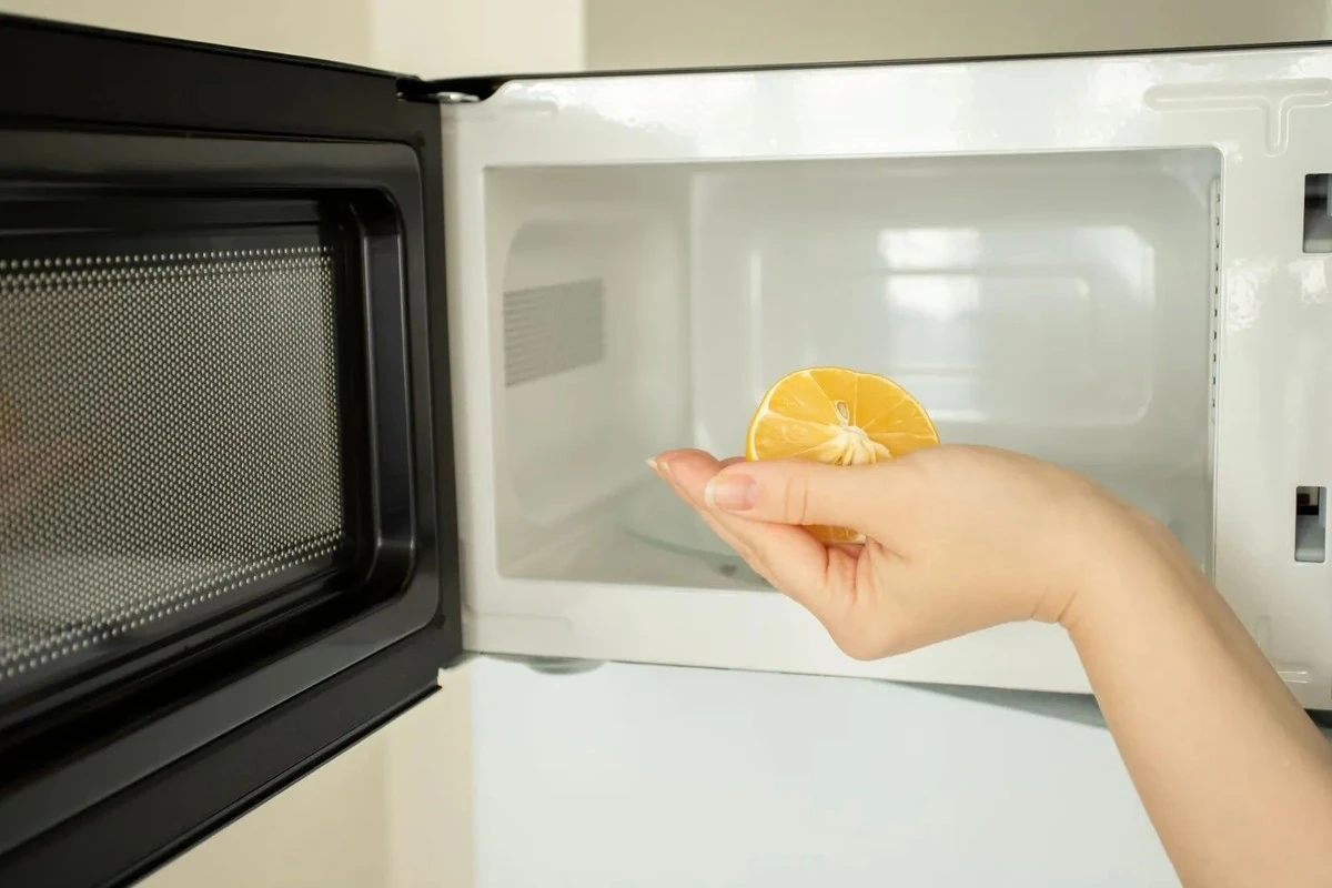 5 segundos y tu microondas huele a nuevo por la mañana: el truco infalible