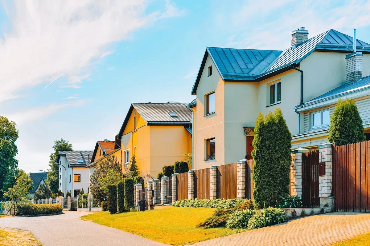 ¿Puertas de jardín y portones que abren a la calle? El error común de los recién llegados que garantiza multas cuantiosas y pleitos