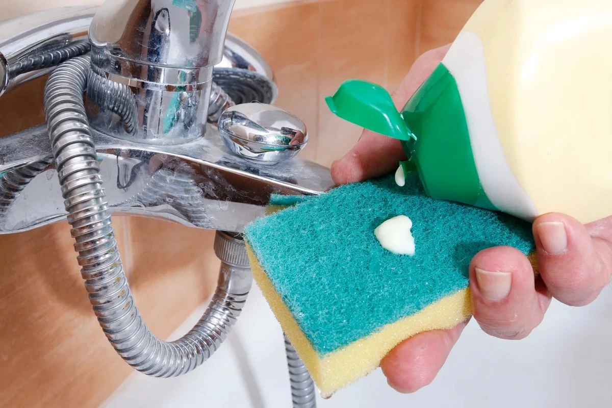 Adiós al vinagre: Eliminé las manchas de cal de mi grifo en 15 minutos con un solo producto de cocina