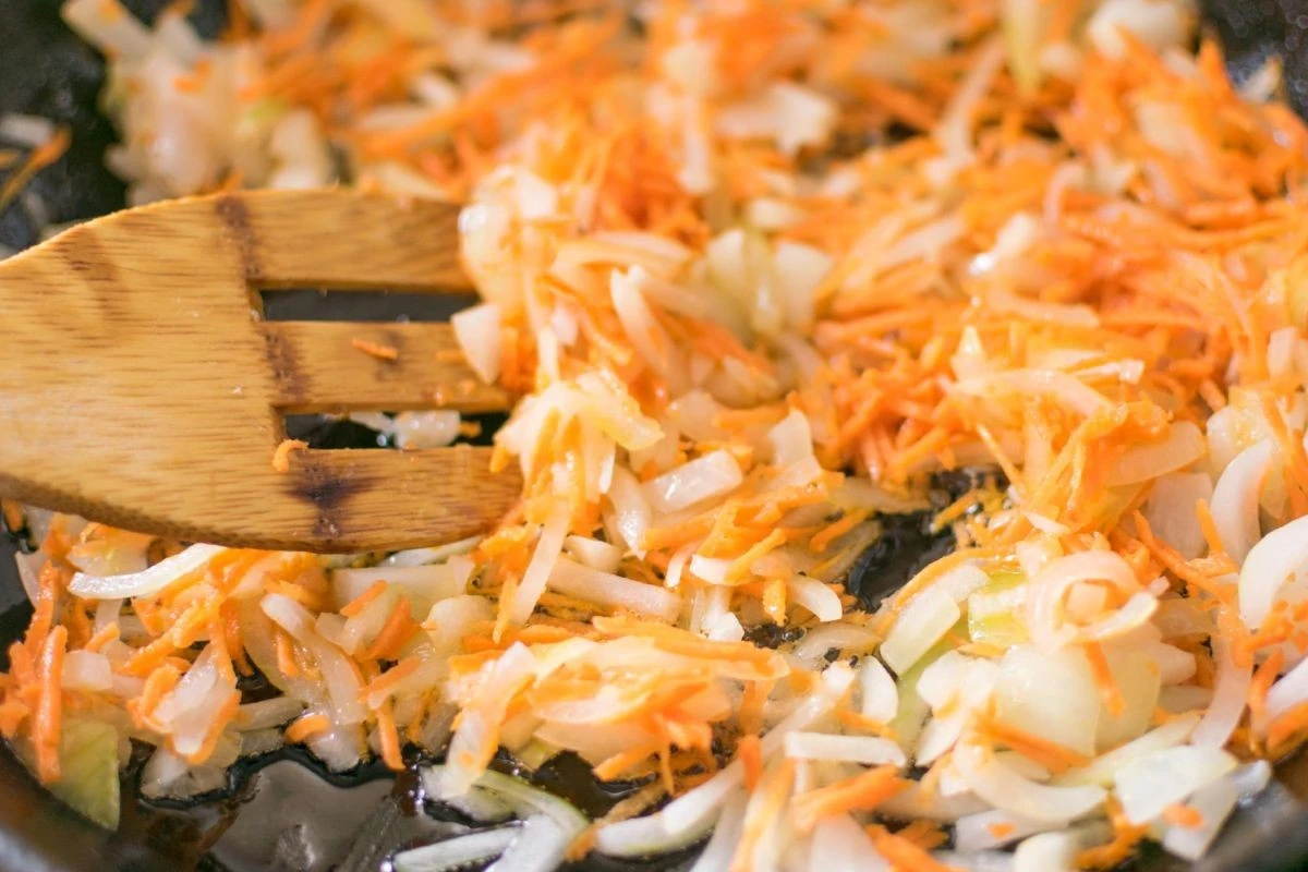 La regla maestra que transforma tu cocina: cebolla primero, zanahoria después