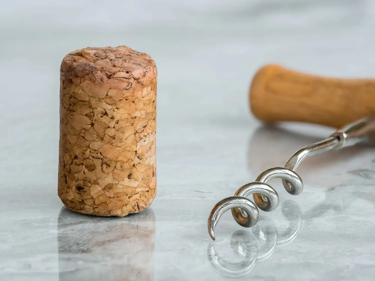 El simple truco del corcho de vino que elimina los malos olores del refrigerador