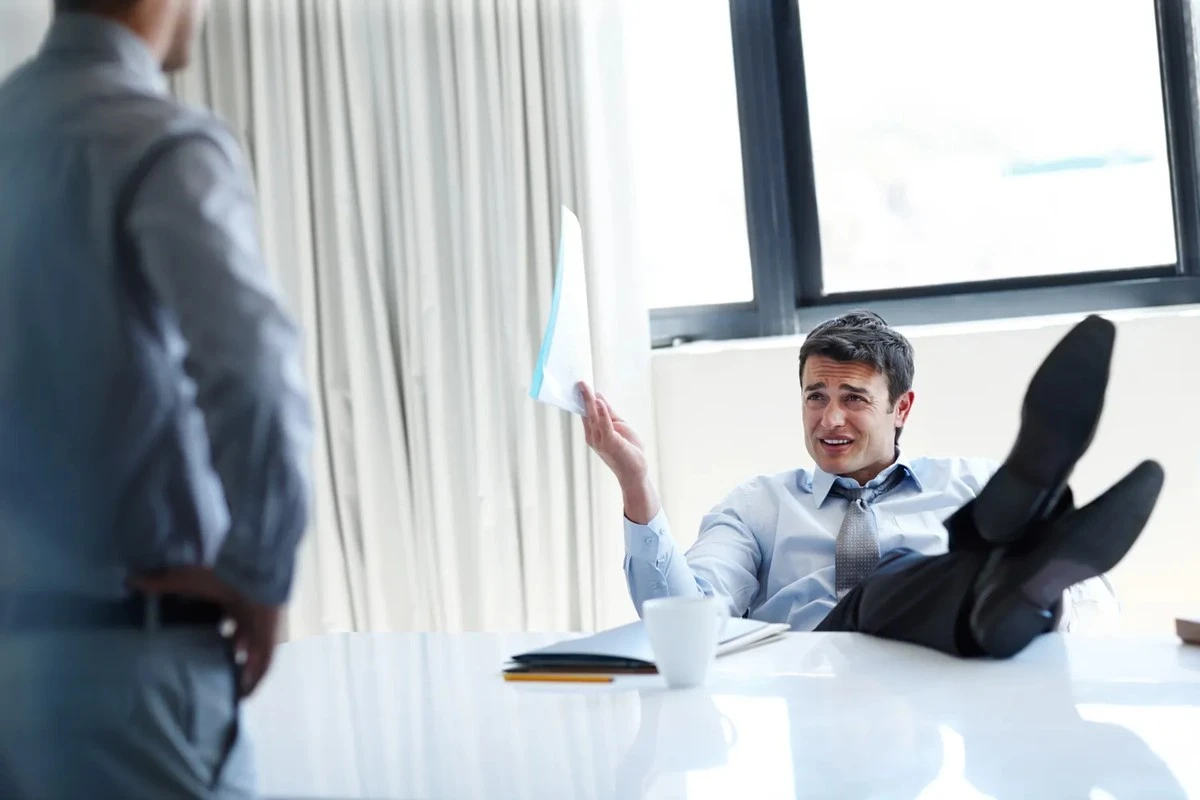 Dirbtinis „darbuotojų trūkumas“: Kaip korporacijų ir valdžios aljansas naikina Lietuvos vidurinę klasę