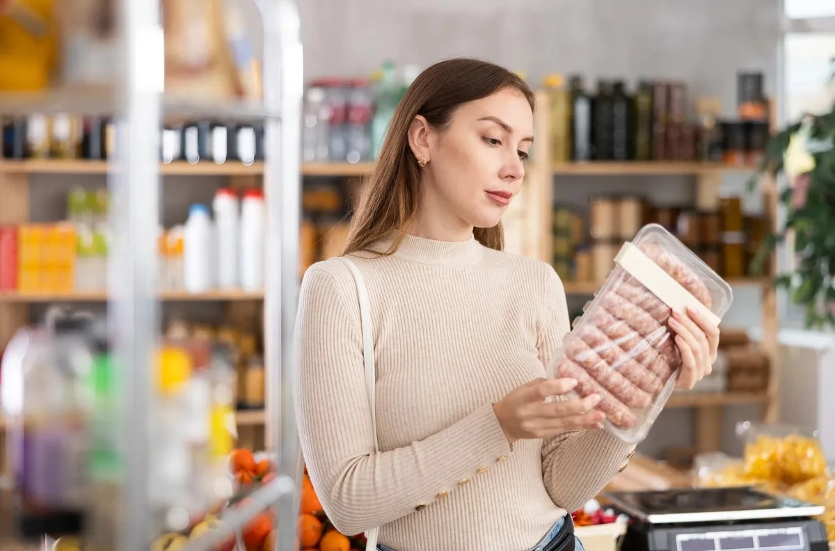 ¿Peligro oculto en el refrigerador? Expertos revelan cómo elegir salchichas de calidad