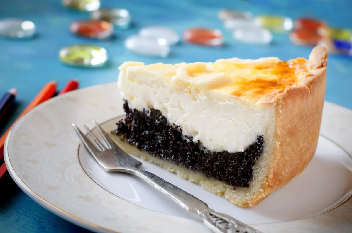 Pastel alemán de amapola y requesón: un postre rico con base crujiente