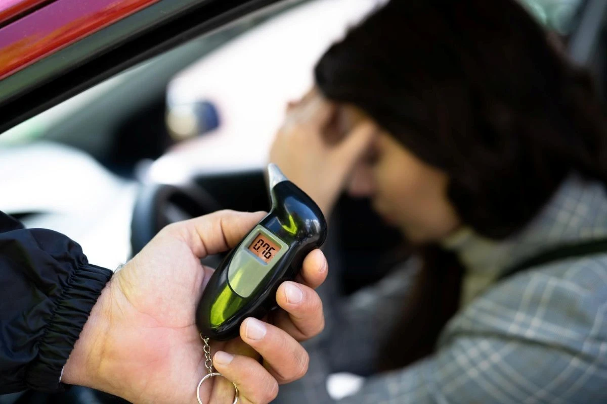 Un trago podría costarte 1.000€: España endurece los límites de alcohol al volante