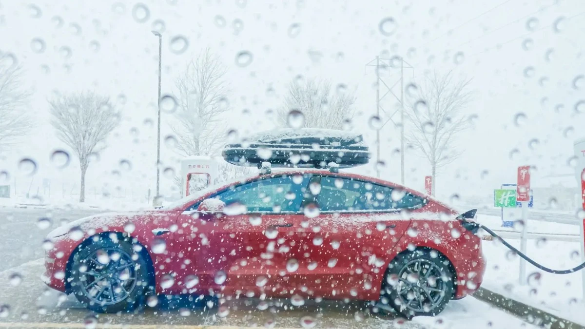 Cuánto 'come' la calefacción de un coche eléctrico atrapado en una tormenta de nieve: las cifras te sorprenderán