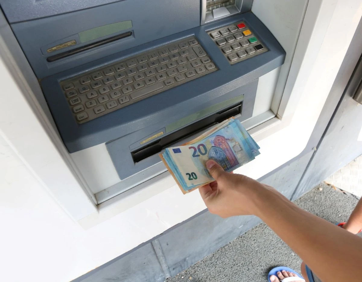 La regla de 30 segundos en el cajero: qué pasa si demoras demasiado