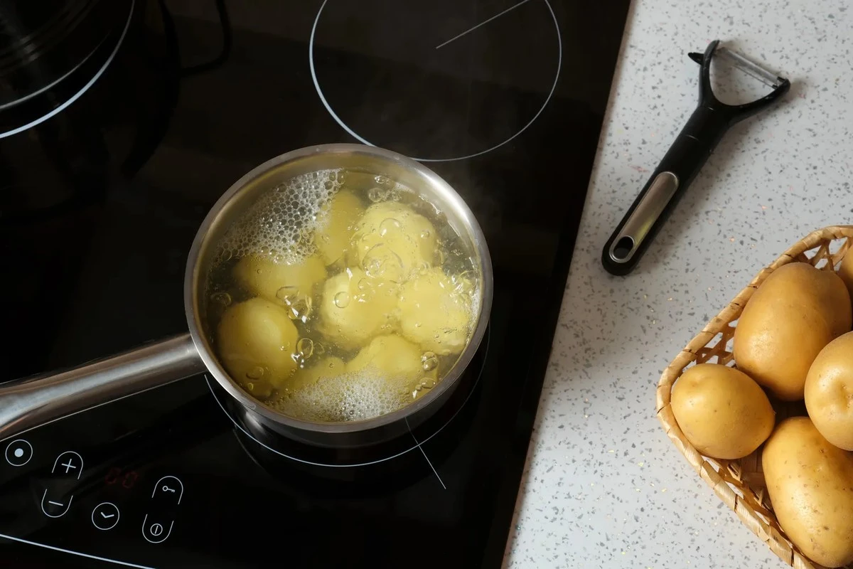 El secreto del sabor del restaurante: por qué las patatas saben mejor cocidas en agua mineral