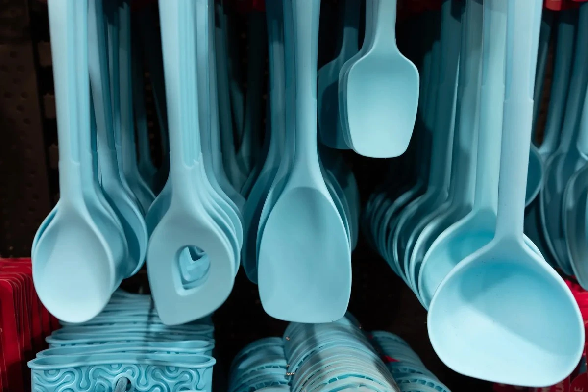 Por qué la espátula de silicona reina en tu cocina frente a la de metal: la verdad que cambiará tu forma de cocinar