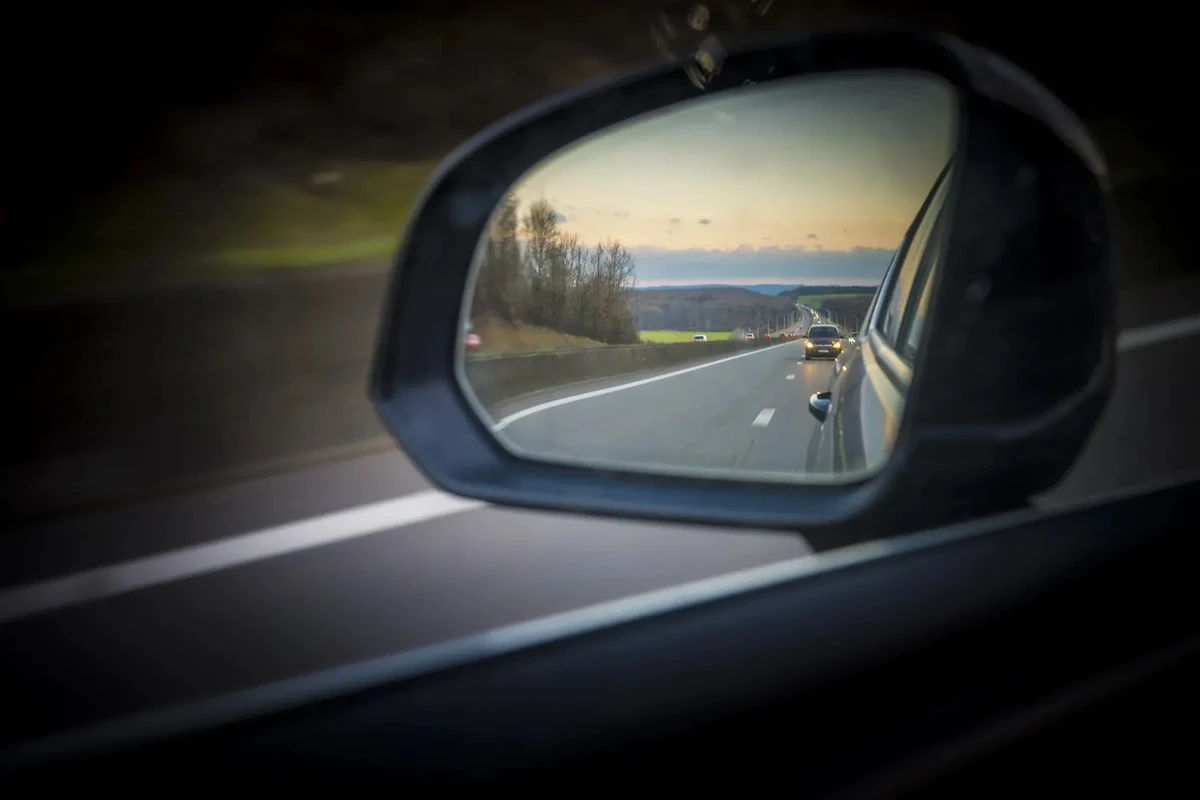 Tus espejos retrovisores hacen mucho más que reflejar: descubre sus funciones ocultas