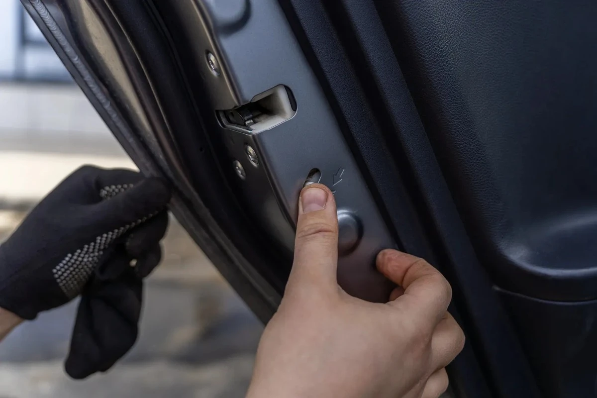 El pequeño gancho en tu puerta de coche: la función crucial que todos ignoran