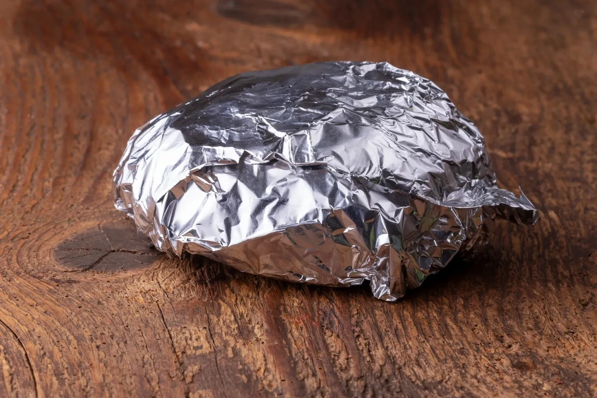 El truco viral de papel aluminio que revoluciona la cocina: menos platos, más debate