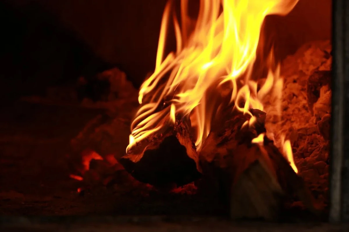 Por qué encender la leña por arriba cambia todo: el resultado que te sorprenderá