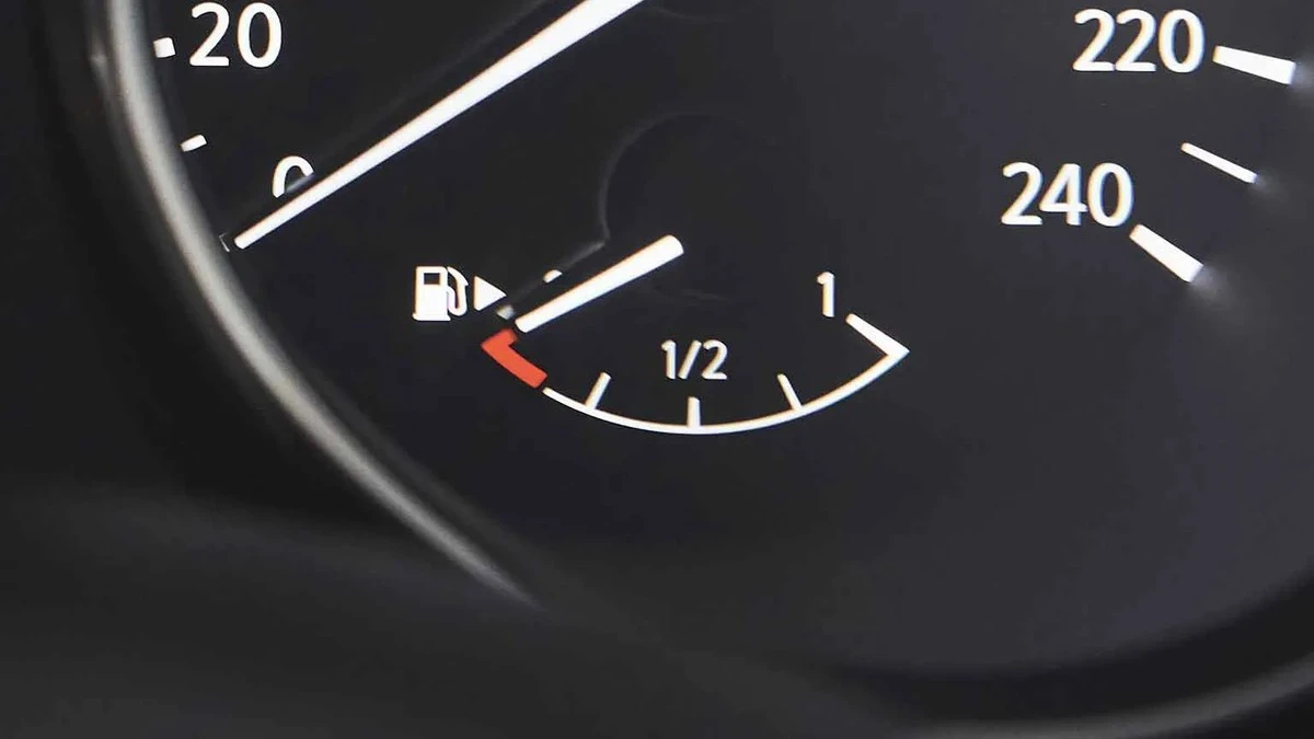 La "regla del pulgar" para la gasolina: cuánto combustible deberías tener siempre en el tanque
