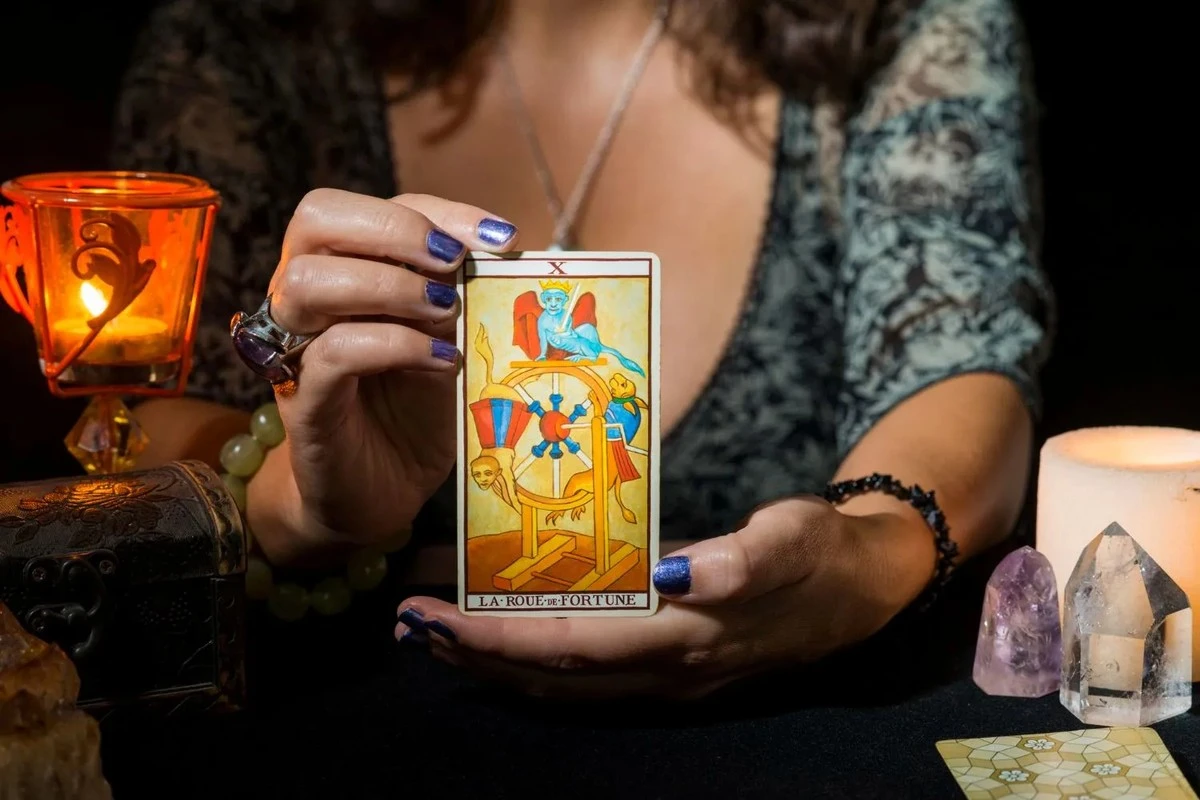 Tu horóscopo de Tarot para el fin de semana: La energía te sorprende y te pide una decisión crucial