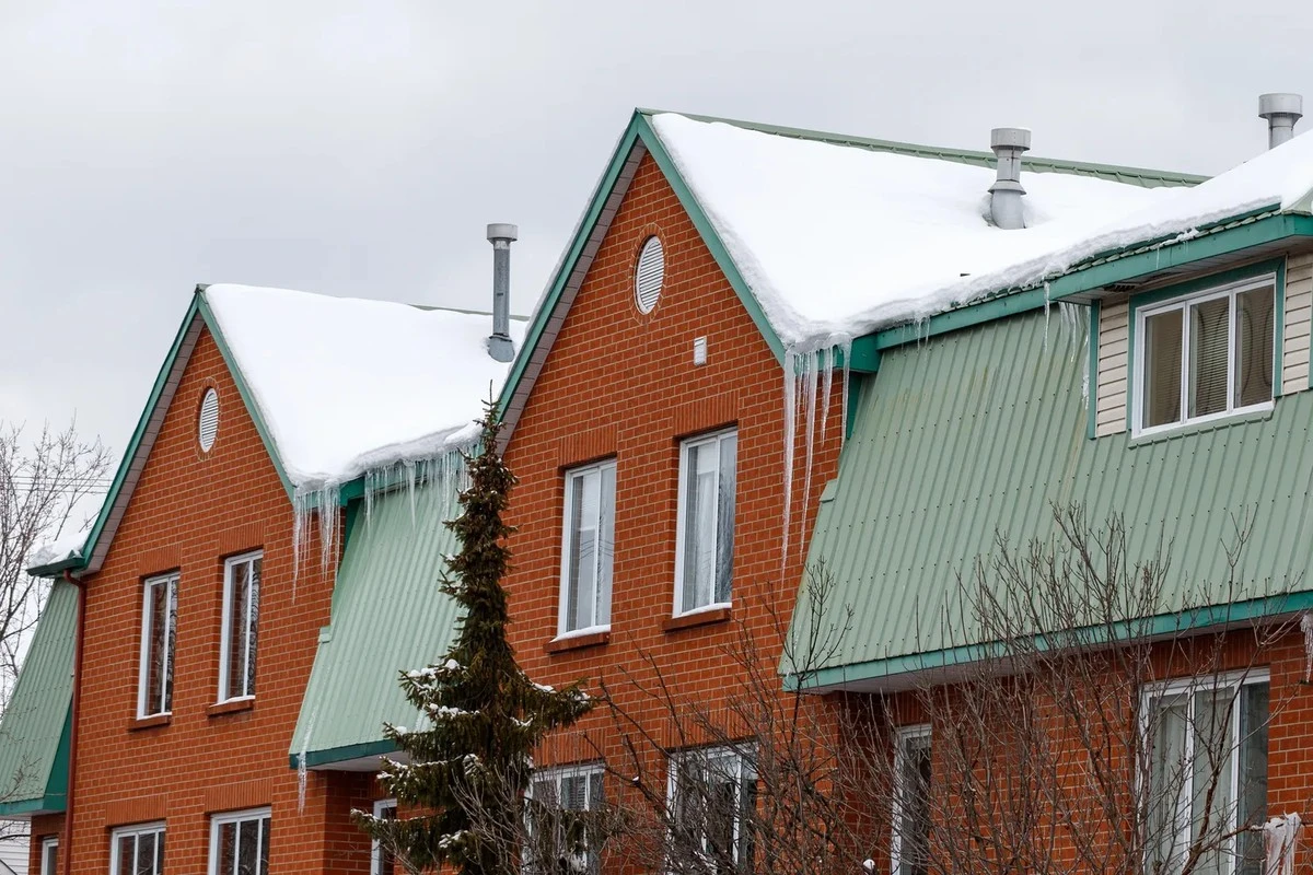 ¡Cuidado al aparcar! La acumulación de hielo en tejados causa miles en daños a coches cada invierno en España