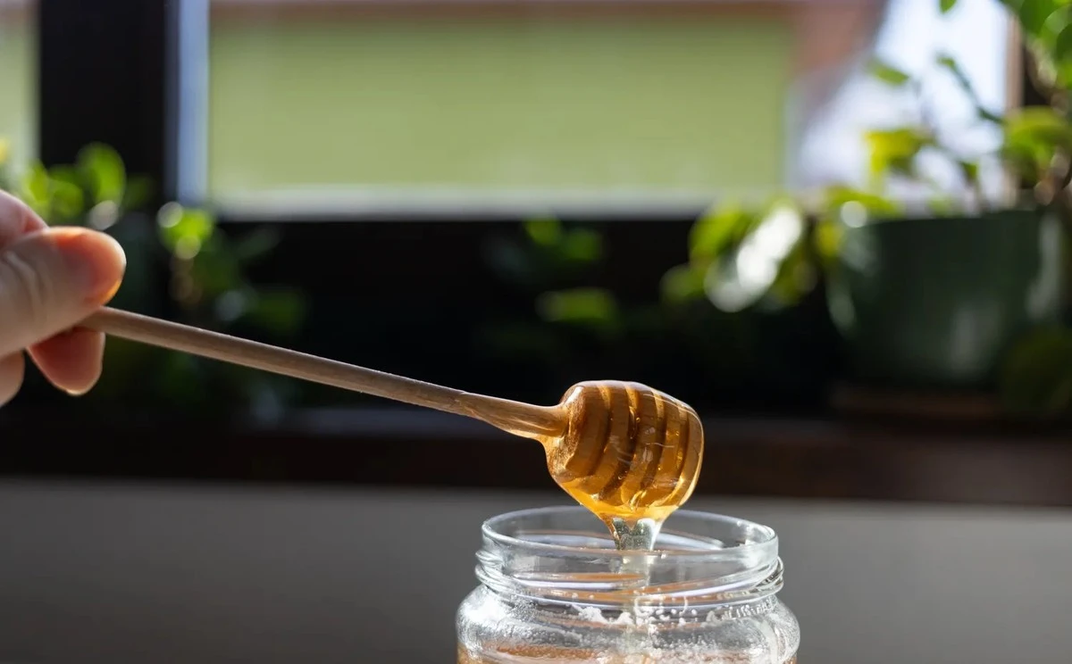 La espuma blanca en la miel: señal de un producto "vivo" o una advertencia oculta