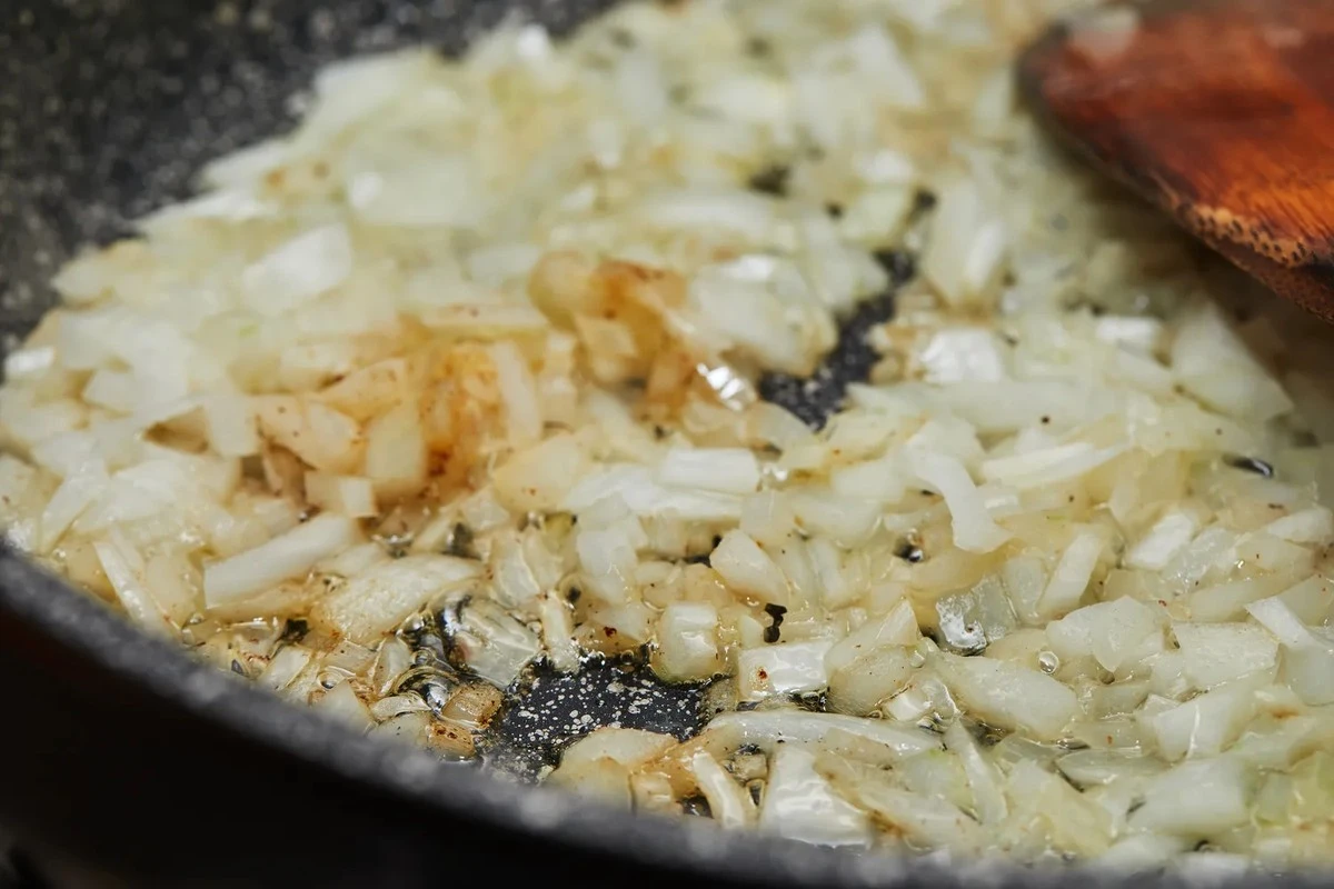 Por qué tus cebollas fritas nunca quedan doradas: el error que todos cometen