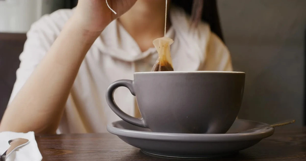 Olvida tirarlos: 5 usos geniales para las bolsitas de té usadas que te sorprenderán